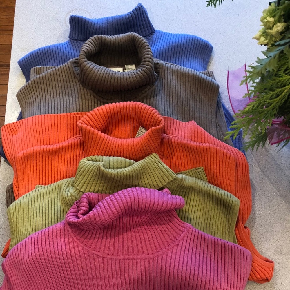 5 Women’s assorted Chico’s sweater no sleeve